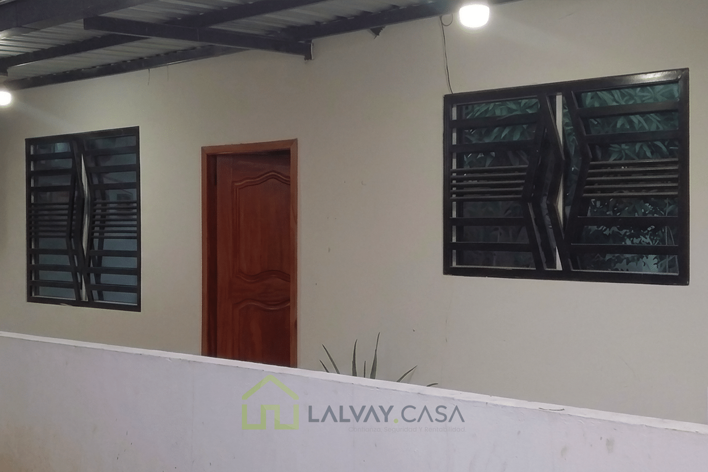 0021-1 ¡Vive el lujo, la comodidad y la tranquilidad que mereces! Casa céntrica, totalmente amueblada y con acabados de lujo, lista para mudarte y disfrutar desde el primer día, a solo 2 minutos del centro de Santa Rosa.