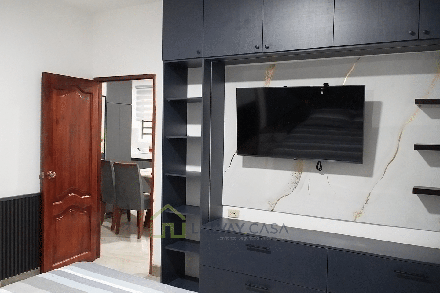 0021-12 ¡Vive el lujo, la comodidad y la tranquilidad que mereces! Casa céntrica, totalmente amueblada y con acabados de lujo, lista para mudarte y disfrutar desde el primer día, a solo 2 minutos del centro de Santa Rosa.