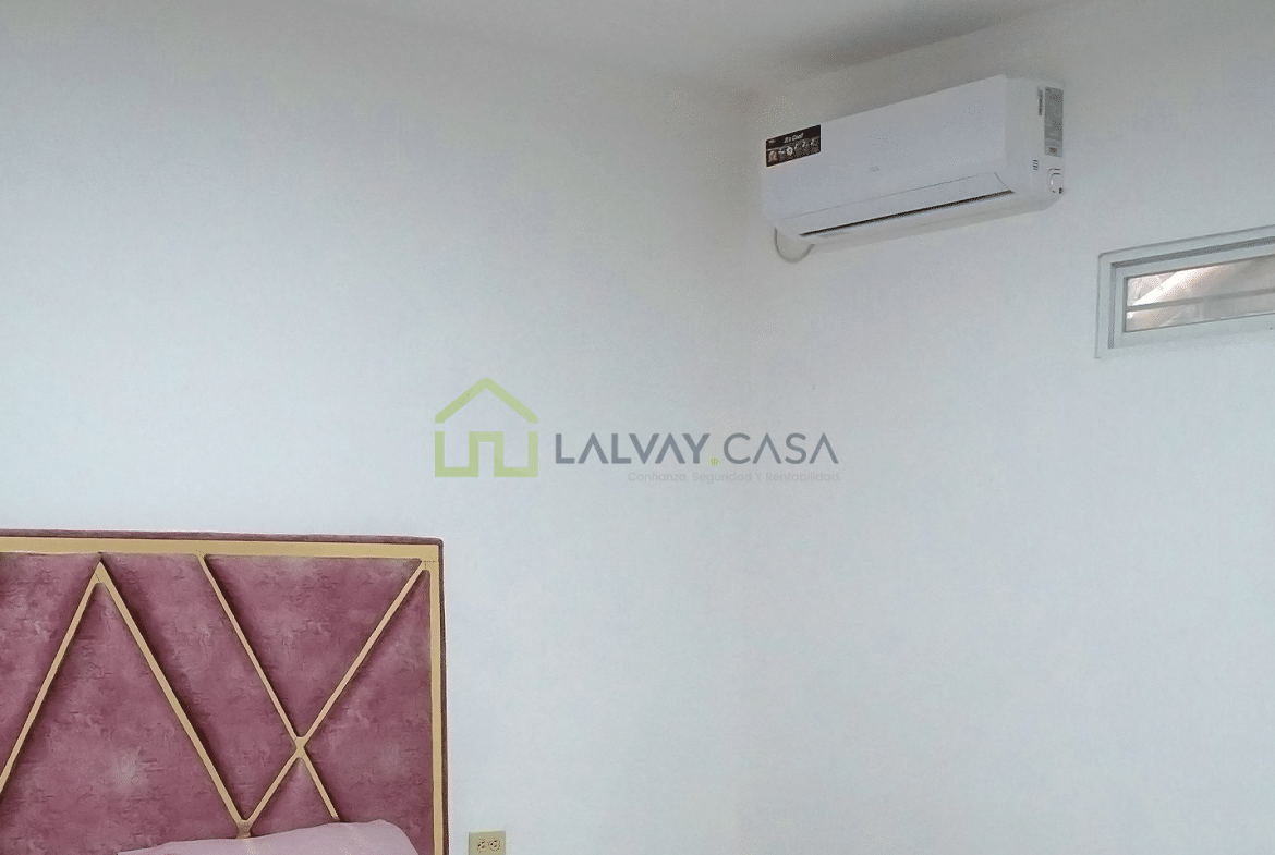 ¡Vive el lujo, la comodidad y la tranquilidad que mereces! Casa céntrica, totalmente amueblada y con acabados de lujo, lista para mudarte y disfrutar desde el primer día, a solo 2 minutos del centro de Santa Rosa.