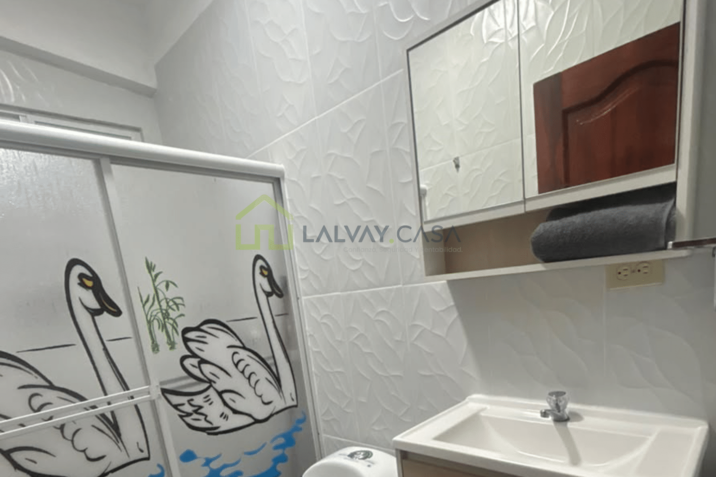 0021-19 ¡Vive el lujo, la comodidad y la tranquilidad que mereces! Casa céntrica, totalmente amueblada y con acabados de lujo, lista para mudarte y disfrutar desde el primer día, a solo 2 minutos del centro de Santa Rosa.