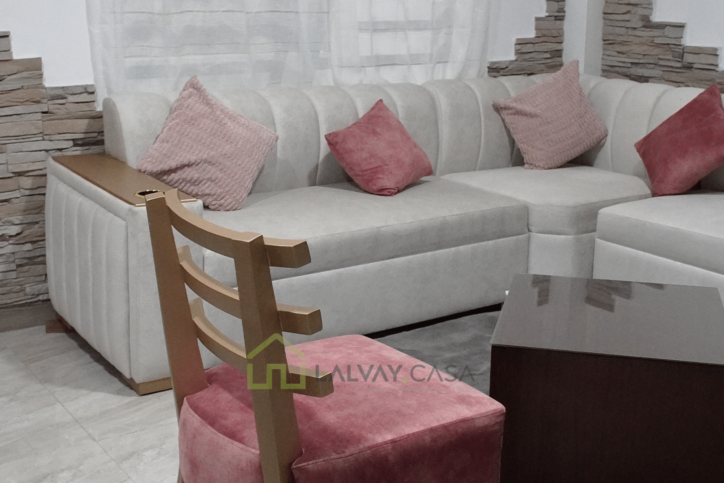 0021-2 ¡Vive el lujo, la comodidad y la tranquilidad que mereces! Casa céntrica, totalmente amueblada y con acabados de lujo, lista para mudarte y disfrutar desde el primer día, a solo 2 minutos del centro de Santa Rosa.