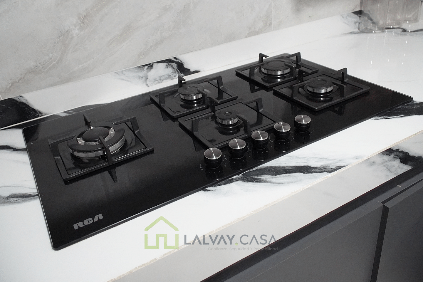 0021-9 ¡Vive el lujo, la comodidad y la tranquilidad que mereces! Casa céntrica, totalmente amueblada y con acabados de lujo, lista para mudarte y disfrutar desde el primer día, a solo 2 minutos del centro de Santa Rosa.